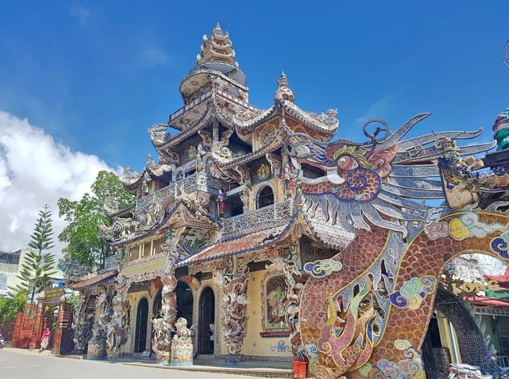 Ghé thăm Chùa Linh Phước Ở Đà Lạt